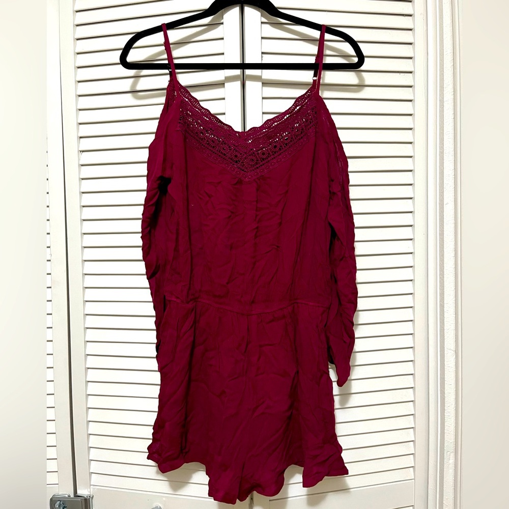 Wishlist Boutique Burgundy V-Neck Cold Shoulder Mini Short Romper Size Large
